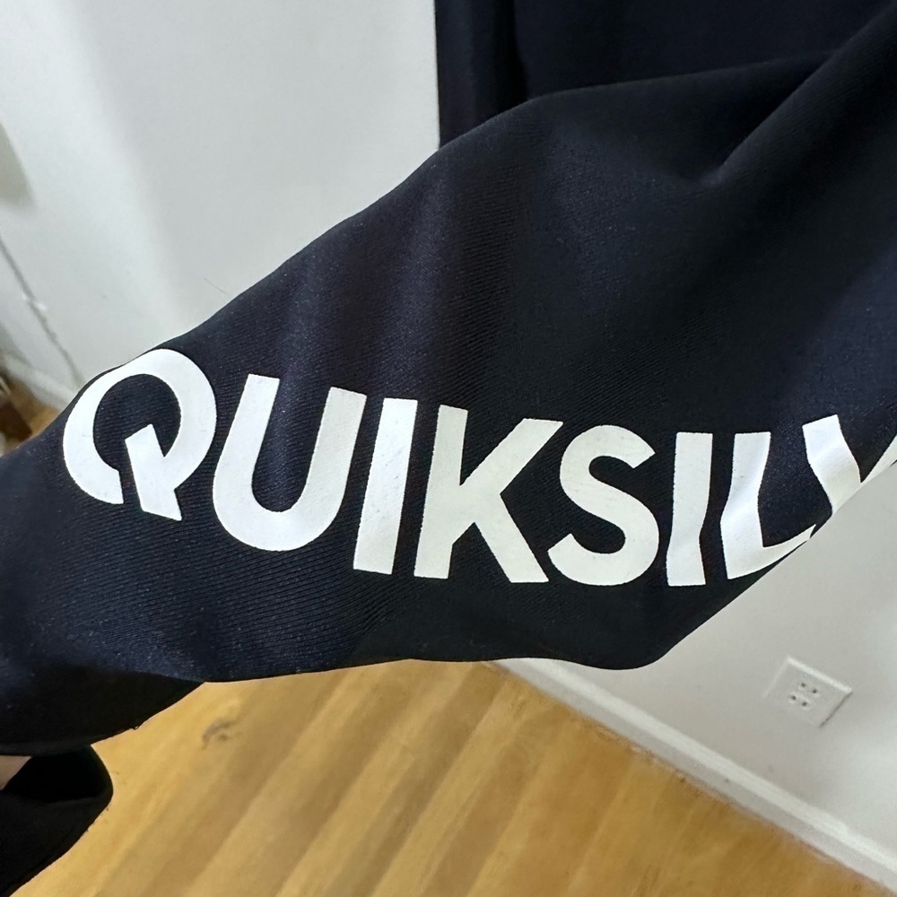 Quik Silver. Sz X L Athleisure top in navy/ white printing on sleeve etc. - Picture 7 of 11